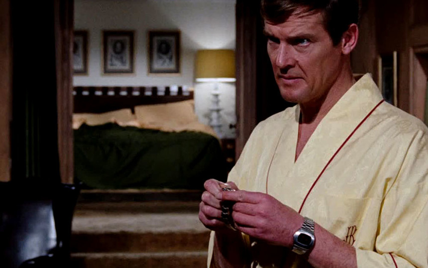 Roger Moore jako James Bond nosí Pulsar P2 ve filmu Žít a nechat zemřít z roku 1973